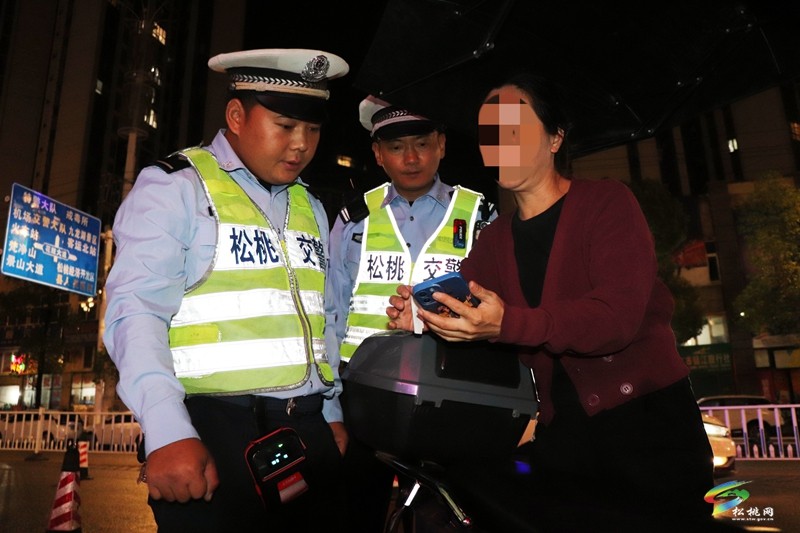 松桃公安交警持續(xù)開展夏夜治安巡查宣防第六次集中統(tǒng)一行動(dòng)
