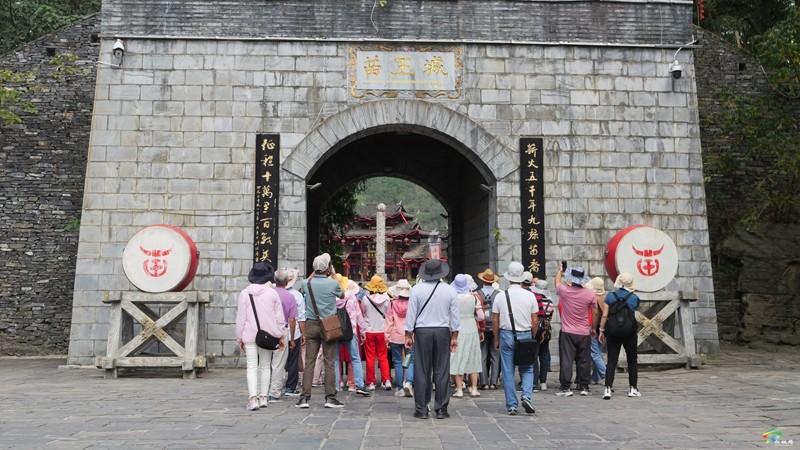 國慶假期苗王城迎來旅游高峰