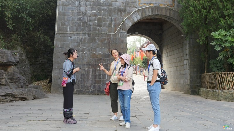 國慶假期苗王城迎來旅游高峰
