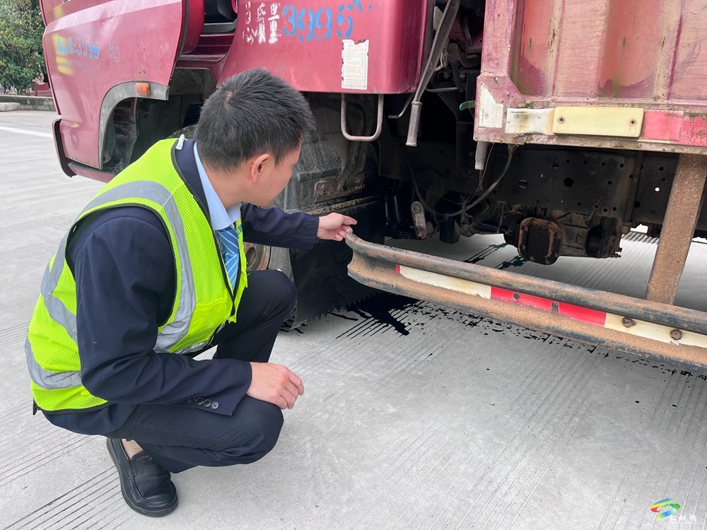 情暖妙隘|熱心服務(wù)幫推車  排憂解難暖人心