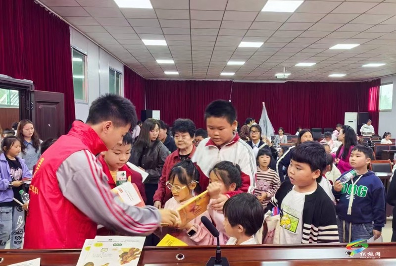 縣圖書館舉辦“閱讀致遠(yuǎn) 星火燎原”名師公益講座