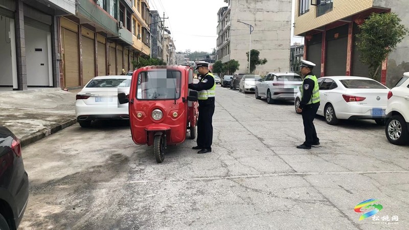 松桃公安交警開展秋季農(nóng)村道路交通安全違法集中整治行動(dòng)