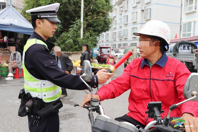 松桃公安交警開展秋季農(nóng)村道路交通安全違法集中整治行動(dòng)