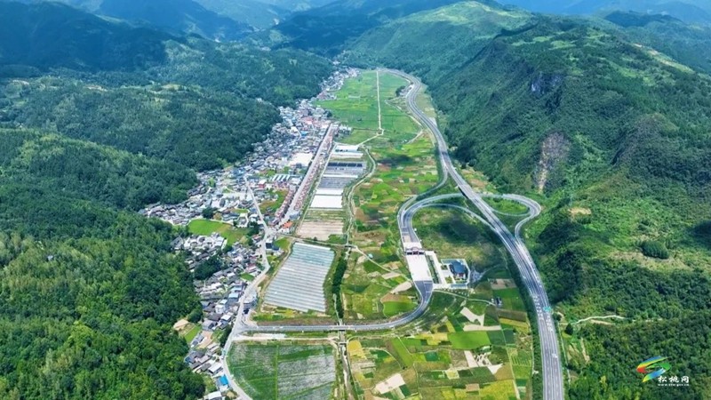 【武陵山區(qū)域媒體聯(lián)盟蹲點報道——紅色印跡·大美松桃】 松桃石梁：交通蝶變激發(fā)紅色引擎新動能