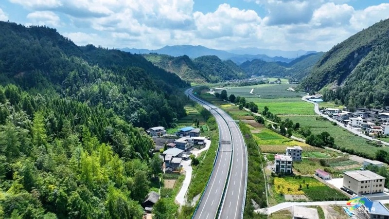 【武陵山區(qū)域媒體聯(lián)盟蹲點報道——紅色印跡·大美松桃】 松桃石梁：交通蝶變激發(fā)紅色引擎新動能