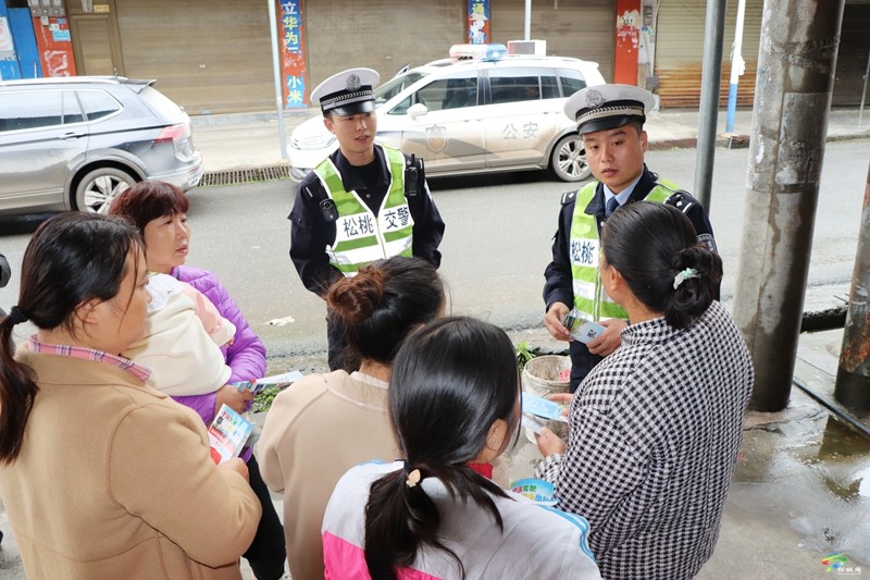 松桃公安交警進村入戶開展“敲門行動” 織牢交通安全防線
