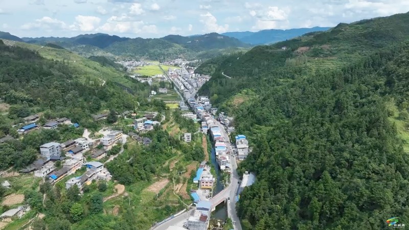 【武陵山區(qū)域媒體聯(lián)盟蹲點報道——紅色印跡·大美松桃】松桃甘龍：鄉(xiāng)場邊貿(mào)經(jīng)濟勢頭旺