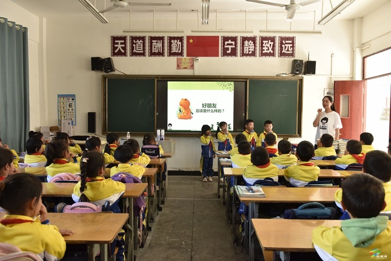 松桃舉行“花蕾護(hù)航·女童保護(hù)”志愿服務(wù)活動(dòng)啟動(dòng)儀式暨線下培訓(xùn)