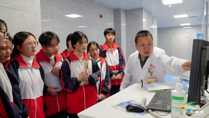 縣第三高級中學高三學子到縣人民醫(yī)院開展職業(yè)生涯體驗活動