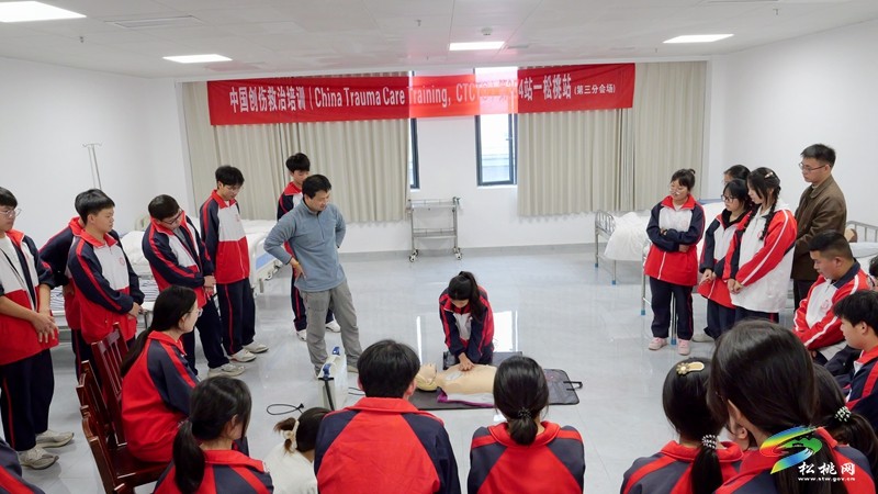 縣第三高級中學高三學子到縣人民醫(yī)院開展職業(yè)生涯體驗活動