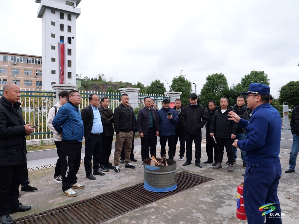 松桃消防組織20余名物業(yè)服務(wù)企業(yè)代表開展消防器材實操演練