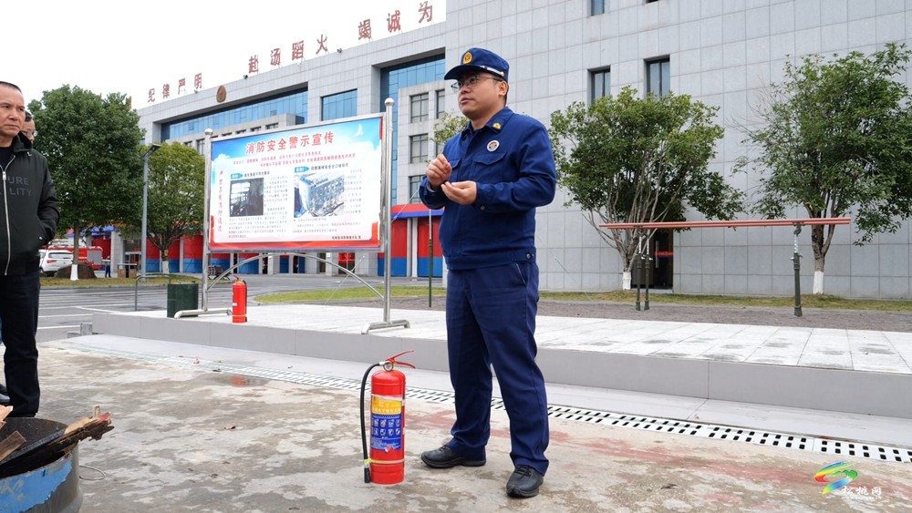 松桃消防組織20余名物業(yè)服務(wù)企業(yè)代表開展消防器材實操演練