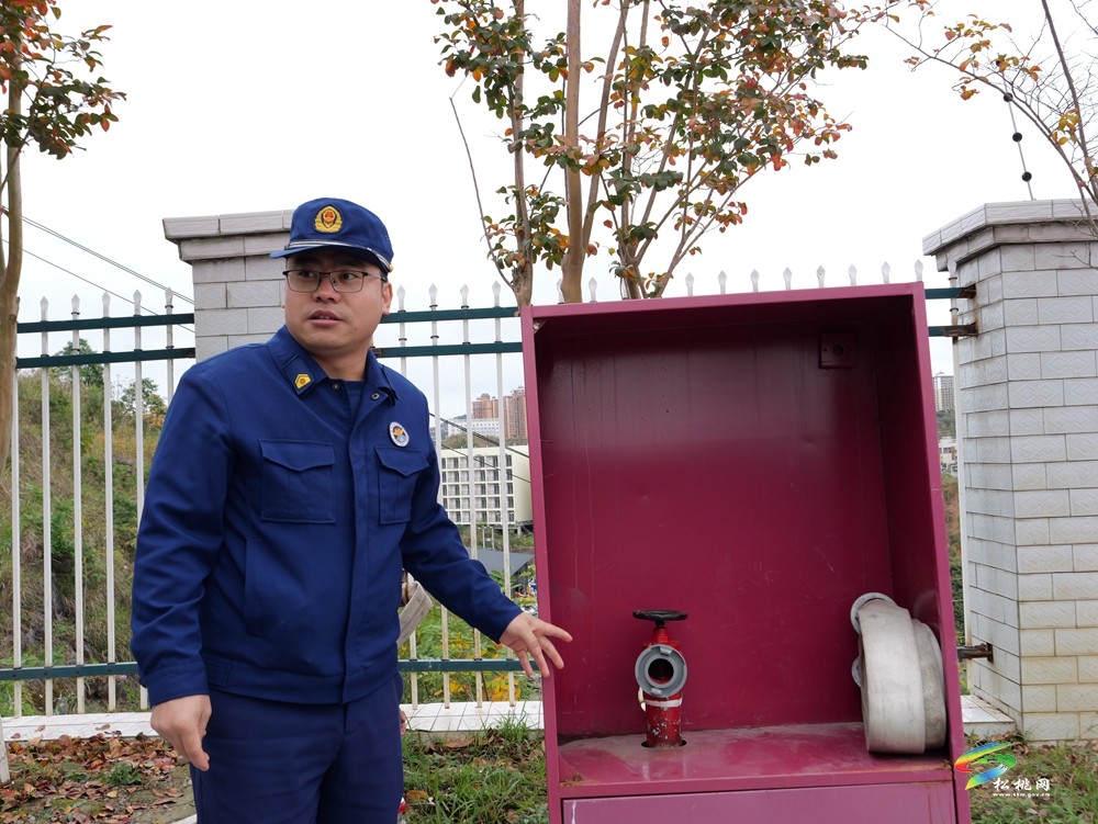 松桃消防組織20余名物業(yè)服務(wù)企業(yè)代表開展消防器材實操演練