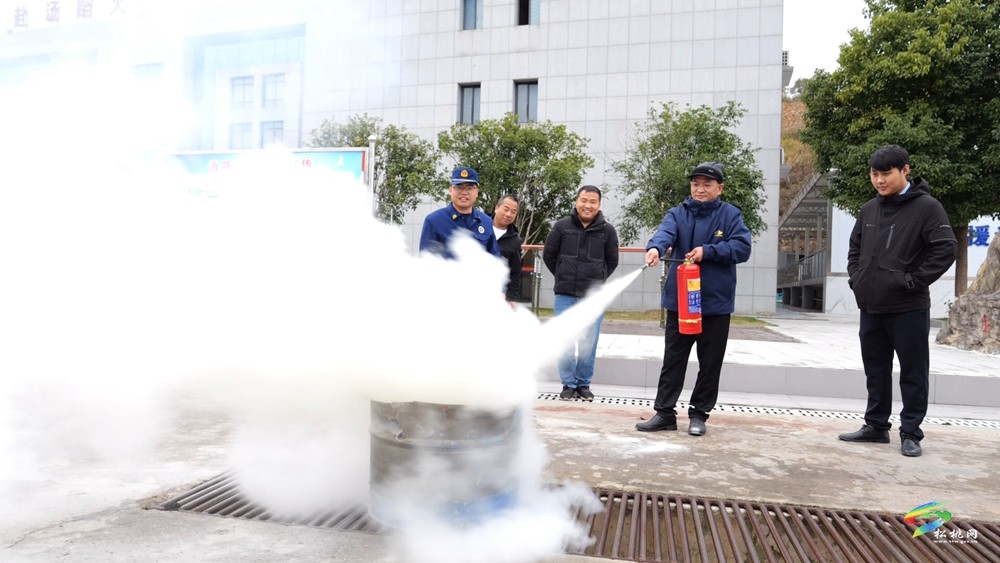 松桃消防組織20余名物業(yè)服務(wù)企業(yè)代表開展消防器材實操演練