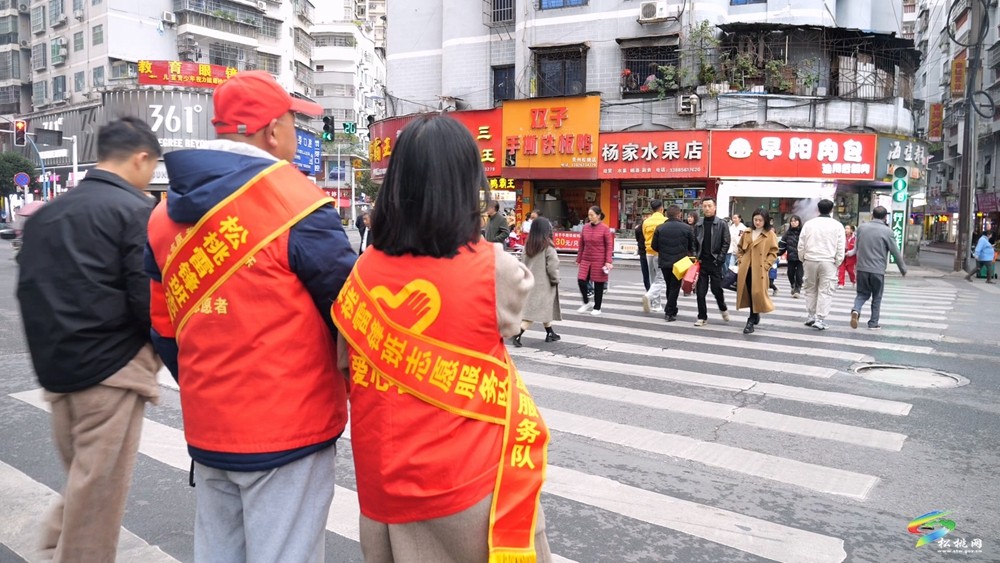 “志愿紅”為文明城市創(chuàng)建添“彩”