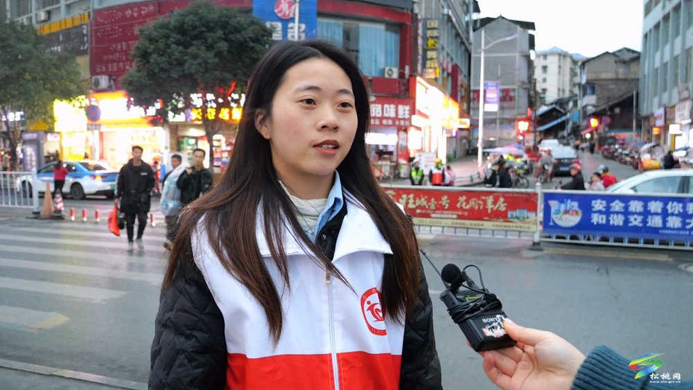 “志愿紅”為文明城市創(chuàng)建添“彩”