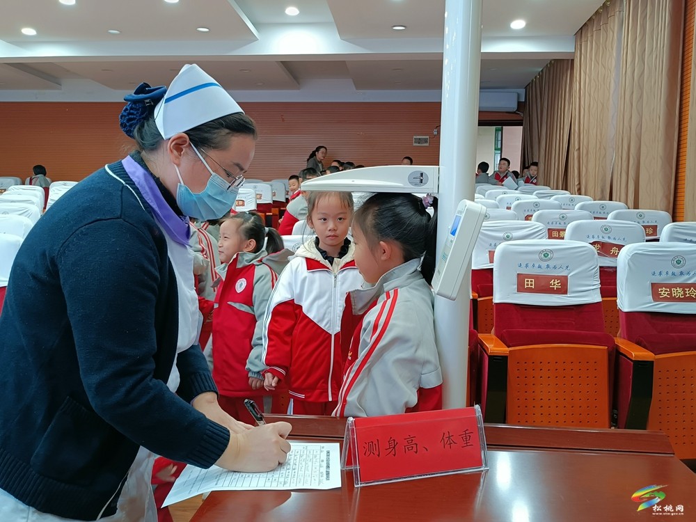 縣婦幼保健院黨支部進(jìn)校園開展義診活動