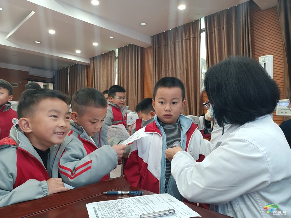 縣婦幼保健院黨支部進(jìn)校園開展義診活動