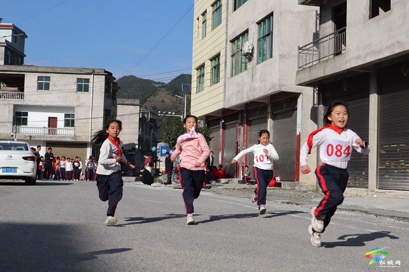妙隘鄉(xiāng)完小舉辦第24屆學(xué)生田徑運(yùn)動會