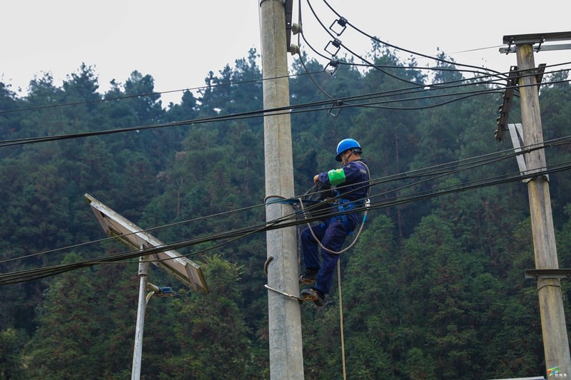 帶電作業(yè)保民生，溫暖迎峰度寒冬