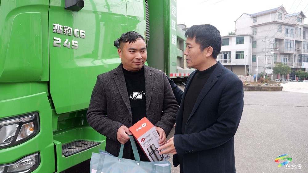 縣總工會(huì)開展2024年貨車司機(jī)送溫暖慰問(wèn)活動(dòng)