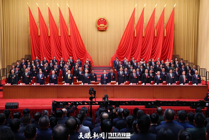 省十四屆人大二次會(huì)議勝利閉幕 徐麟主持并講話 李炳軍趙永清時(shí)光輝等在主席臺(tái)就座