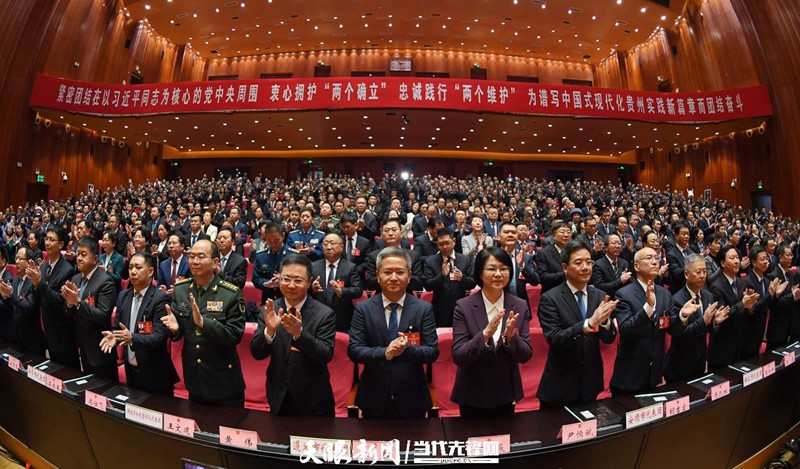 省十四屆人大二次會(huì)議勝利閉幕 徐麟主持并講話 李炳軍趙永清時(shí)光輝等在主席臺(tái)就座