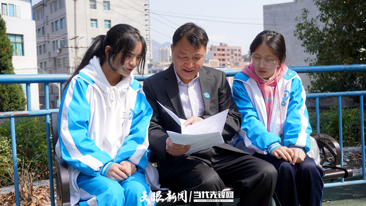 “廣漂”二十載返回家鄉(xiāng)踐初心 年過五十歲為人師表擔(dān)使命 ——記中組部教育人才“組團(tuán)式”幫扶教師文自敏