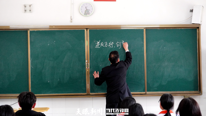 “廣漂”二十載返回家鄉(xiāng)踐初心 年過五十歲為人師表擔(dān)使命 ——記中組部教育人才“組團(tuán)式”幫扶教師文自敏