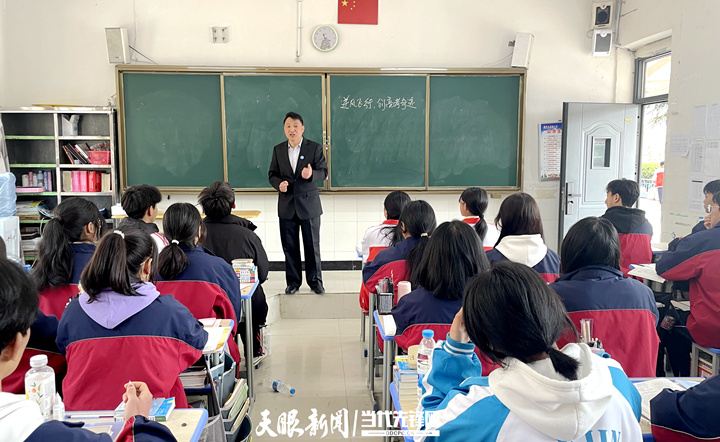 “廣漂”二十載返回家鄉(xiāng)踐初心 年過五十歲為人師表擔(dān)使命 ——記中組部教育人才“組團(tuán)式”幫扶教師文自敏