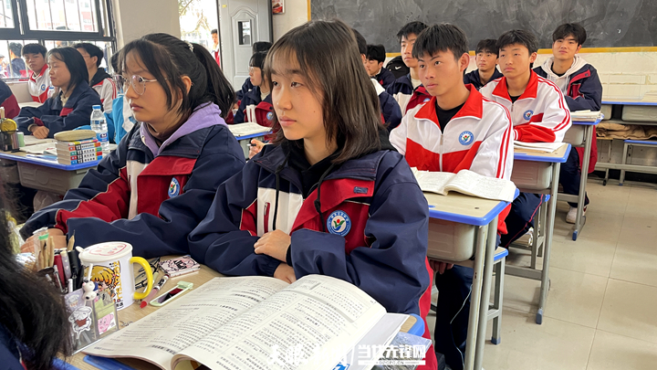 “廣漂”二十載返回家鄉(xiāng)踐初心 年過五十歲為人師表擔(dān)使命 ——記中組部教育人才“組團(tuán)式”幫扶教師文自敏