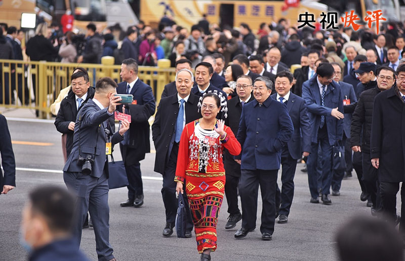 【央視快評】高舉旗幟 真抓實干 團結(jié)奮進——熱烈祝賀十四屆全國人大二次會議、全國政協(xié)十四屆二次會議開幕