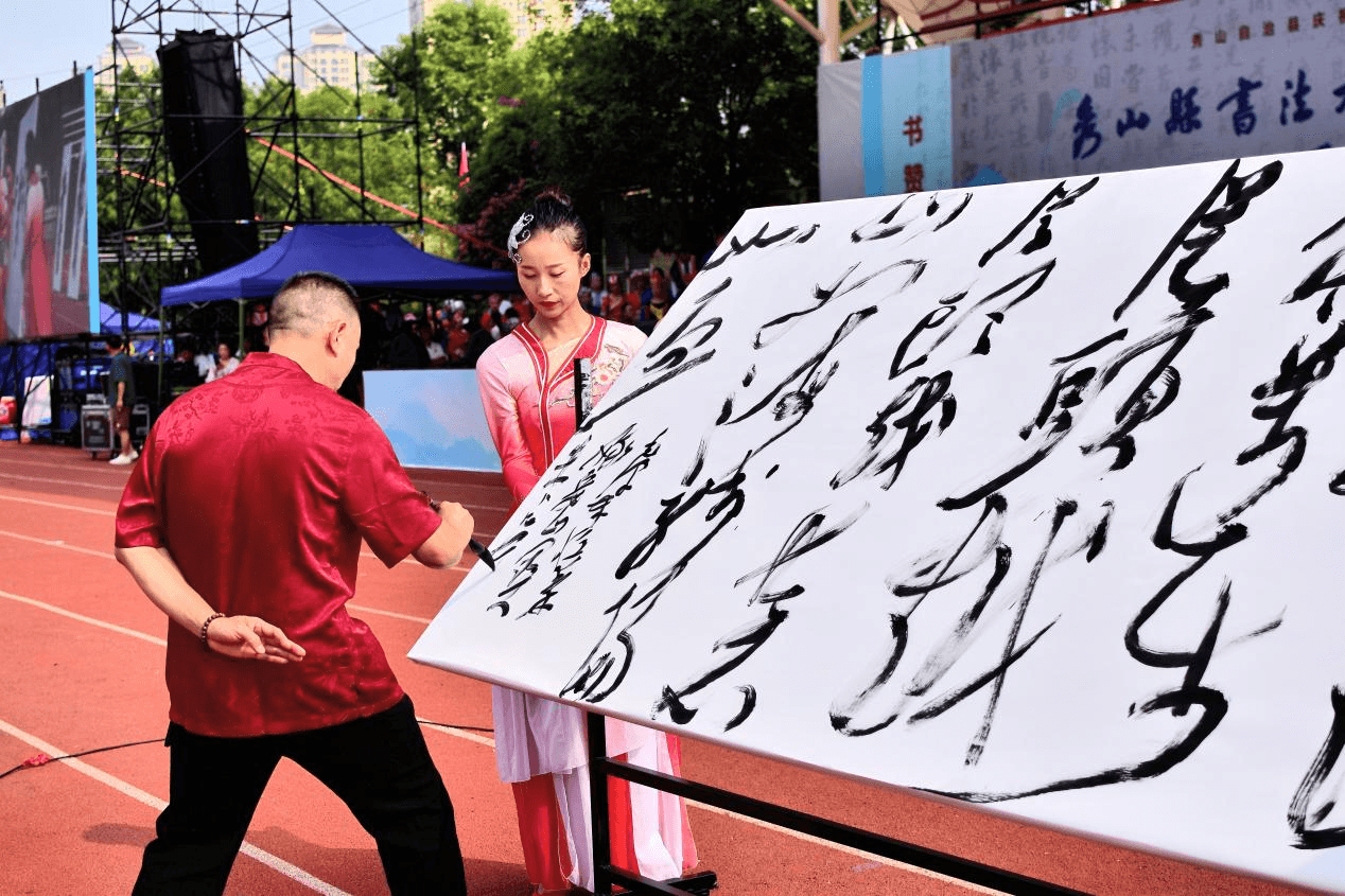 重慶秀山：千人揮毫?xí)澴鎳?guó) 萬(wàn)眾潑墨潤(rùn)秀邊城