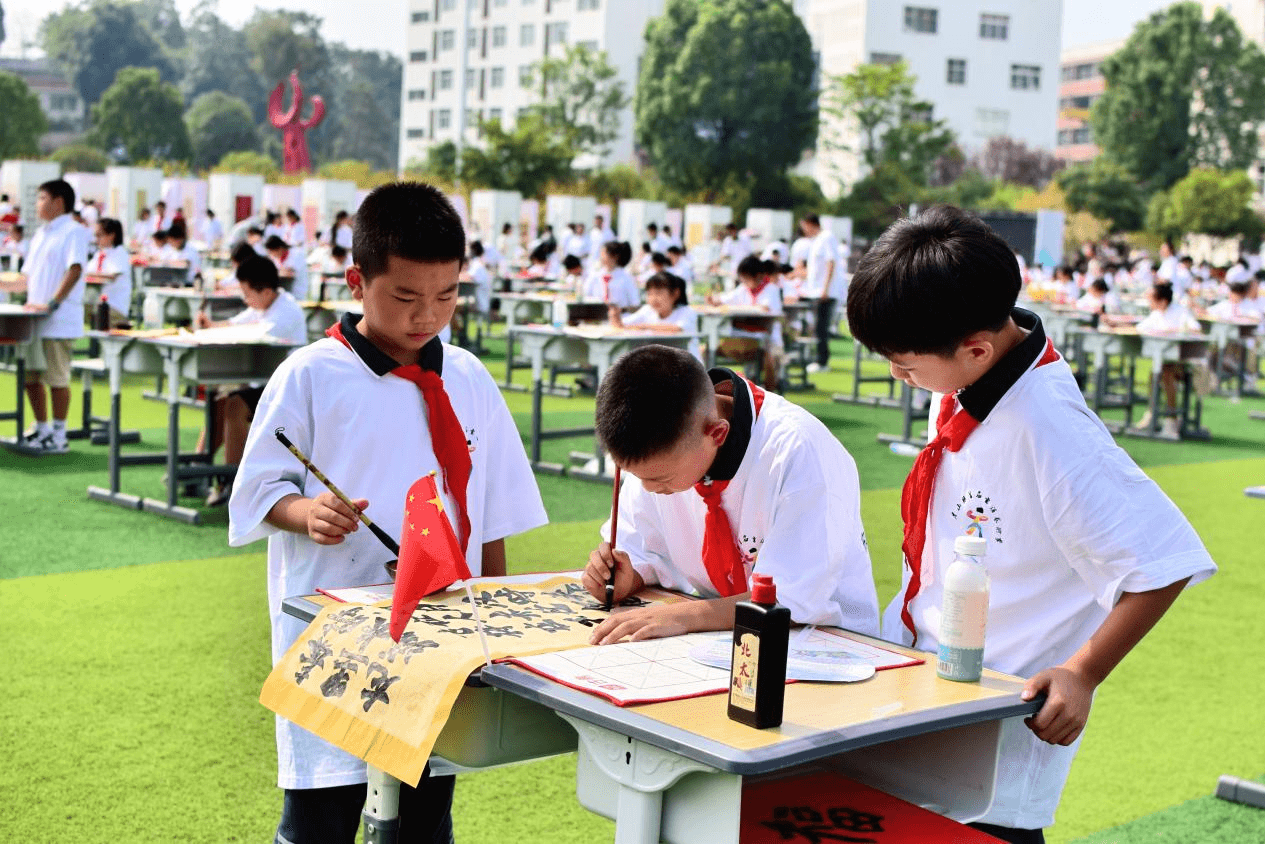 重慶秀山：千人揮毫?xí)澴鎳?guó) 萬(wàn)眾潑墨潤(rùn)秀邊城