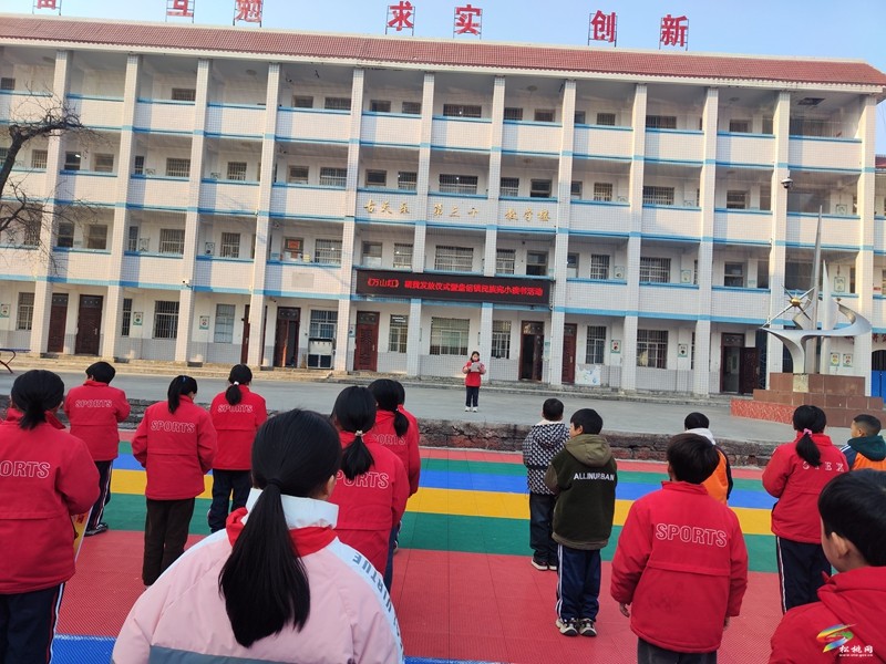?盤(pán)信鎮(zhèn)民族完小舉行《萬(wàn)山紅》雜志稿費(fèi)發(fā)放儀式暨讀書(shū)活動(dòng)