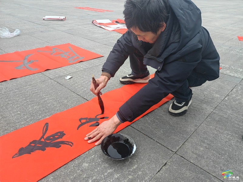 松桃孟溪鎮(zhèn)開展2025年“文化暖冬行·送福到萬家”迎新春送春聯(lián)活動