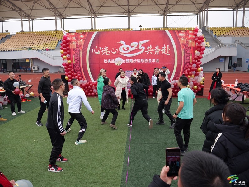 玩游戲、吃刨湯 共啟新年章——松桃跑步運(yùn)動(dòng)協(xié)會(huì)年會(huì)圓滿舉行