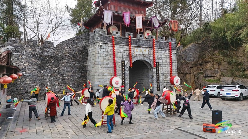 正大鎮(zhèn)薅菜村“松桃村晚”排練火熱進(jìn)行中