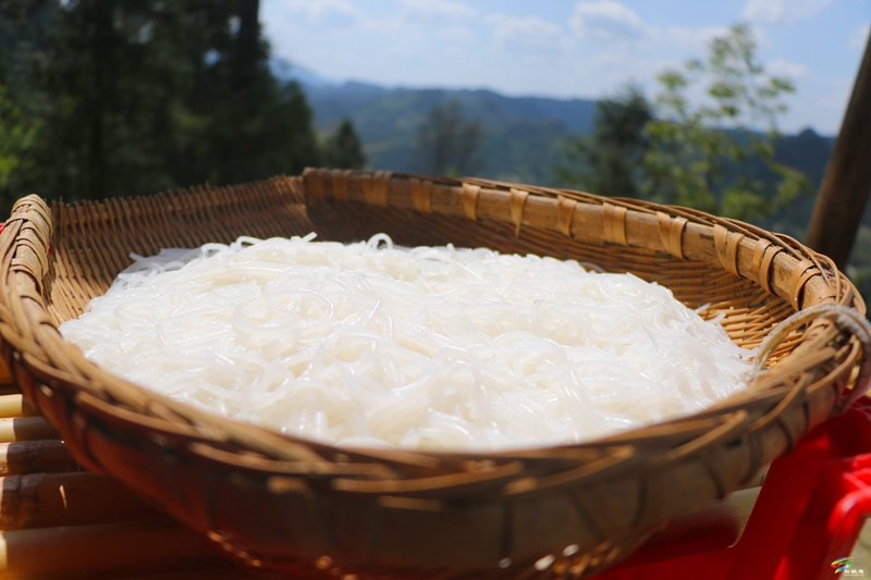【吃貴州“晚飯”·看松桃村晚】甘龍鎮(zhèn)：鄉(xiāng)村煙火與紅色傳承共綻光芒