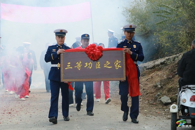 喜報(bào)送到家 榮譽(yù)暖忠心