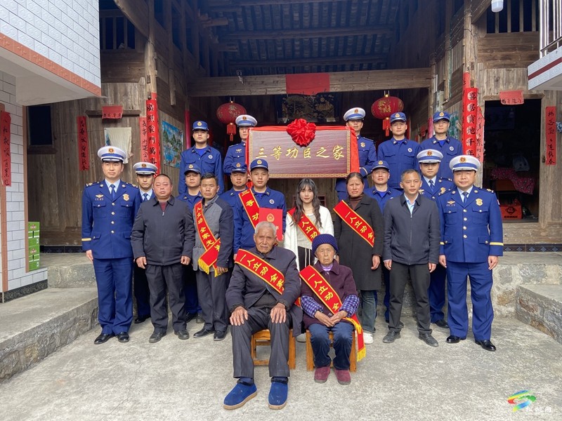 喜報(bào)送到家 榮譽(yù)暖忠心