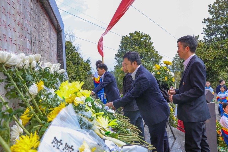 【網(wǎng)絡(luò)中國(guó)節(jié)·清明】松桃開(kāi)展“清明祭英烈”祭掃烈士墓活動(dòng)