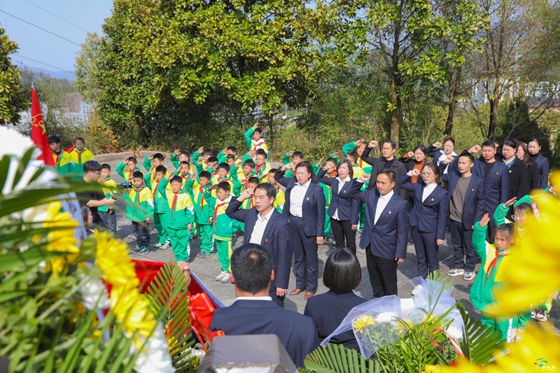 【網(wǎng)絡(luò)中國(guó)節(jié)·清明】松桃開(kāi)展“清明祭英烈”祭掃烈士墓活動(dòng)