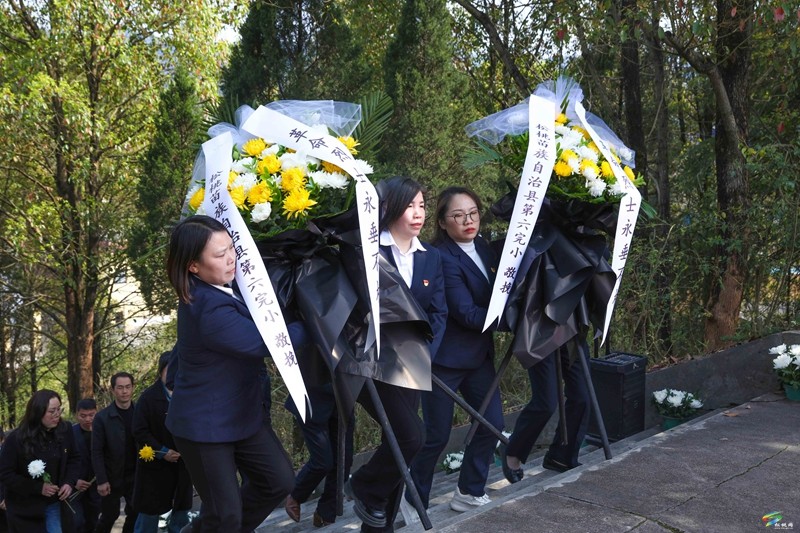 【網(wǎng)絡(luò)中國(guó)節(jié)·清明】松桃開(kāi)展“清明祭英烈”祭掃烈士墓活動(dòng)