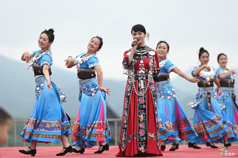 【吃貴州“晚飯”·看松桃村晚】春季采茶正當(dāng)時(shí)  文旅融合促振興——松桃村晚走進(jìn)普覺(jué)棉花山村采茶節(jié)活動(dòng)火熱舉辦