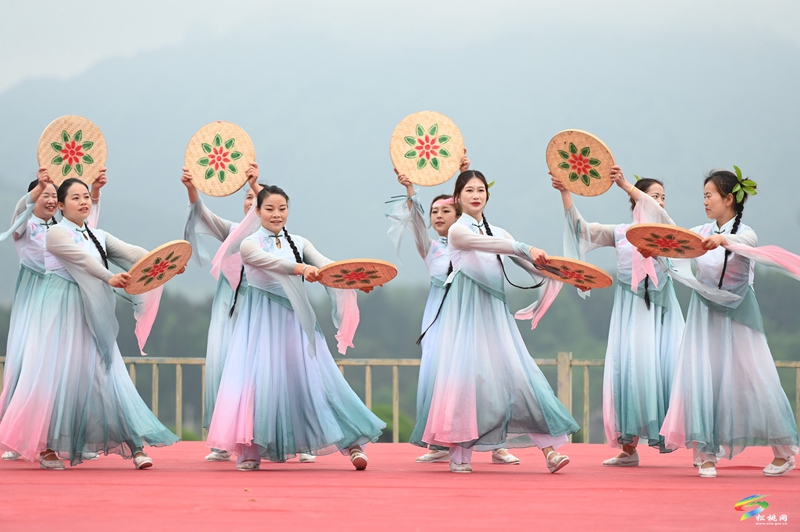 【吃貴州“晚飯”·看松桃村晚】春季采茶正當(dāng)時(shí)  文旅融合促振興——松桃村晚走進(jìn)普覺(jué)棉花山村采茶節(jié)活動(dòng)火熱舉辦