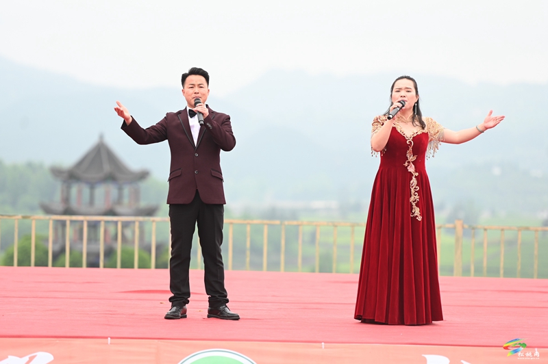 【吃貴州“晚飯”·看松桃村晚】春季采茶正當(dāng)時(shí)  文旅融合促振興——松桃村晚走進(jìn)普覺(jué)棉花山村采茶節(jié)活動(dòng)火熱舉辦
