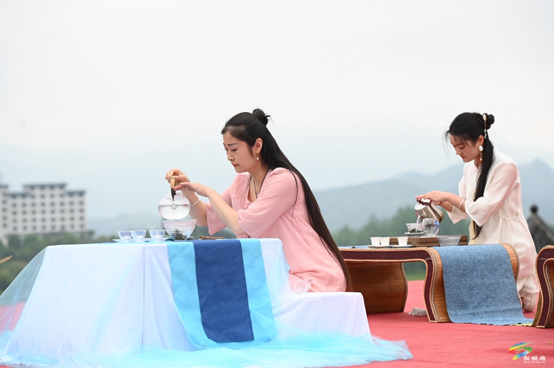 【吃貴州“晚飯”·看松桃村晚】春季采茶正當(dāng)時(shí)  文旅融合促振興——松桃村晚走進(jìn)普覺(jué)棉花山村采茶節(jié)活動(dòng)火熱舉辦
