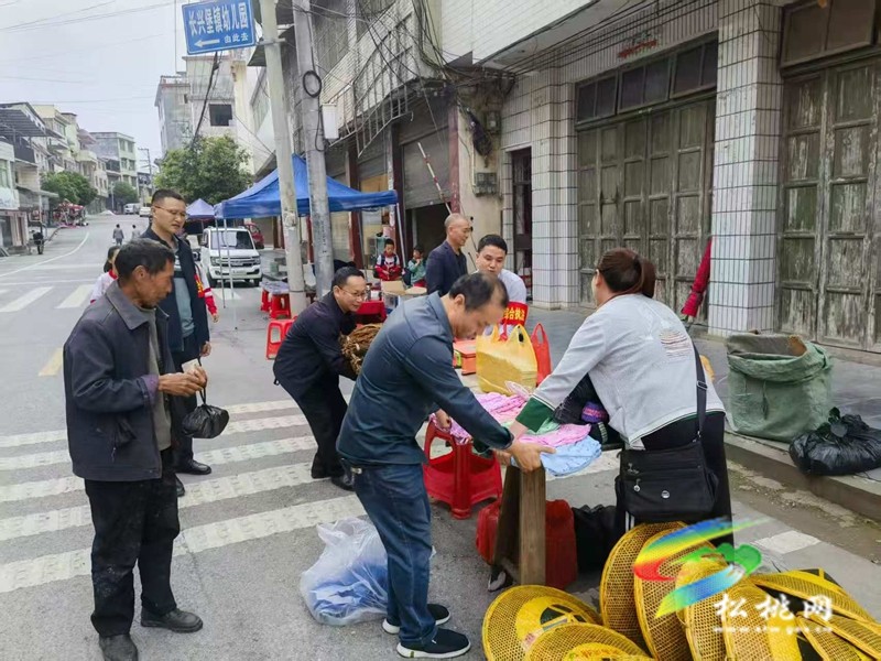 長(zhǎng)興堡鎮(zhèn)開(kāi)展占道經(jīng)營(yíng)專項(xiàng)整治工作