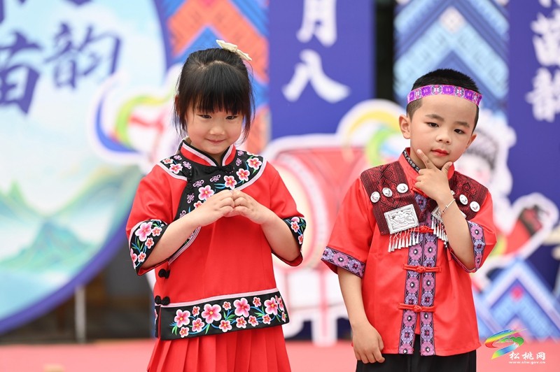 松桃第三幼兒園：舉辦幼兒版“四月八”活動，超萌～